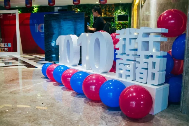 大家好，介绍一下，这是宝运莱的老员工节！