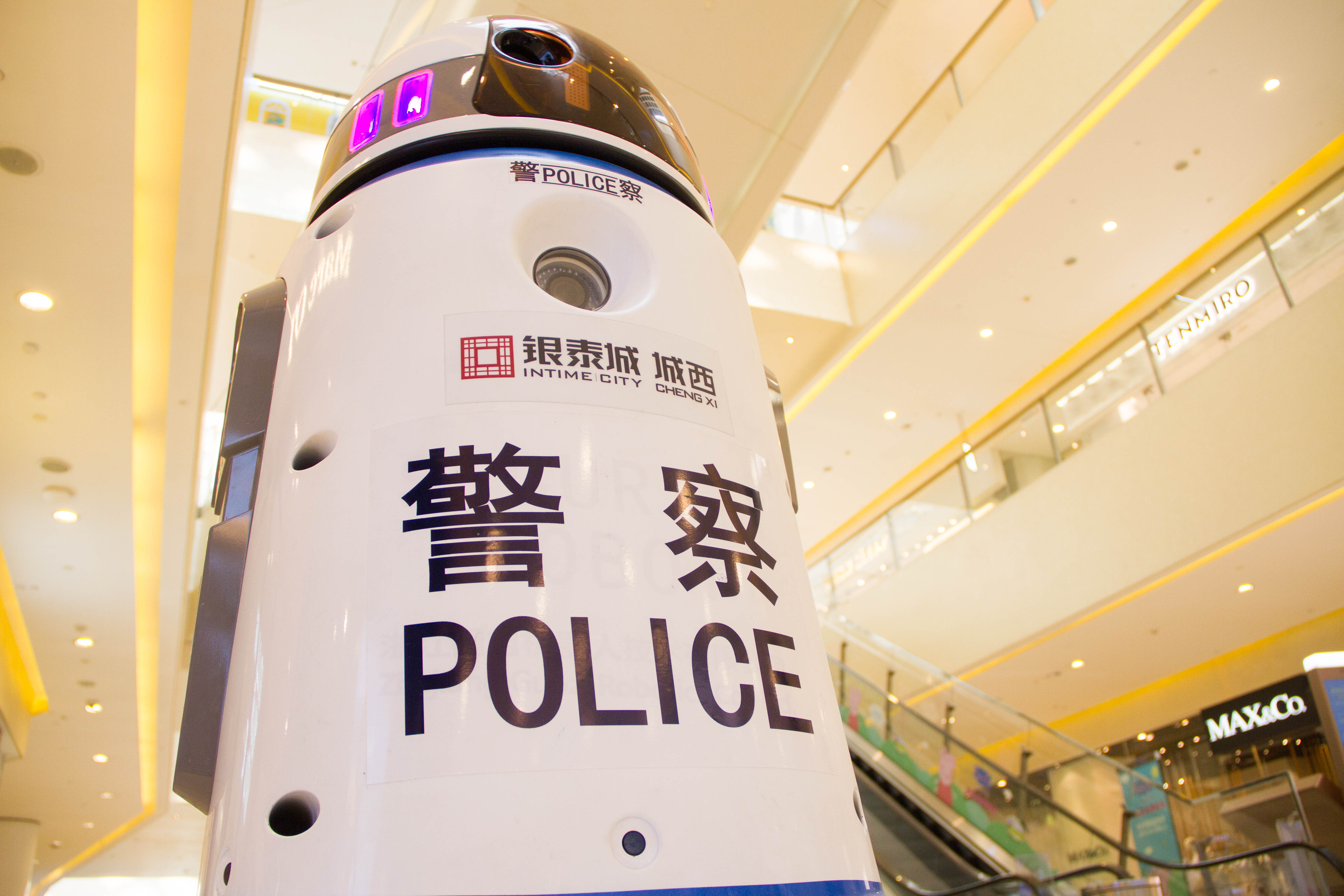 助力安保|机器人警察亮相城西银泰城 巡逻吸睛两不误