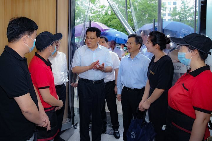 以服务 促发展 | 浙江省人民政府省长袁家军一行视察宝运莱物业西溪银泰城服务项目