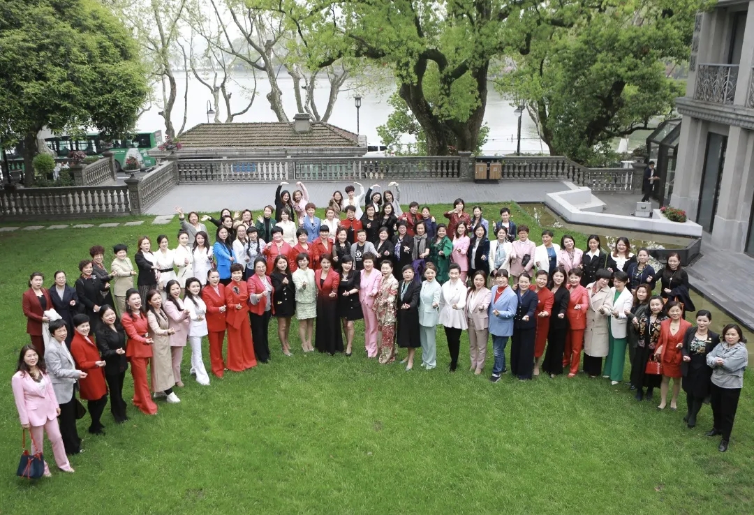 宝运莱物业服务集团被授予“脱贫攻坚模范企业”荣誉，董事长韩芳荣获”公益大使“称号